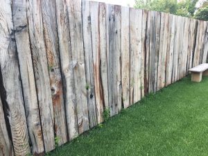 Schutting van spoorplanken