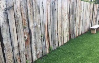 Schutting van spoorplanken