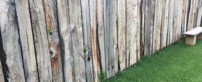 Schutting van spoorplanken